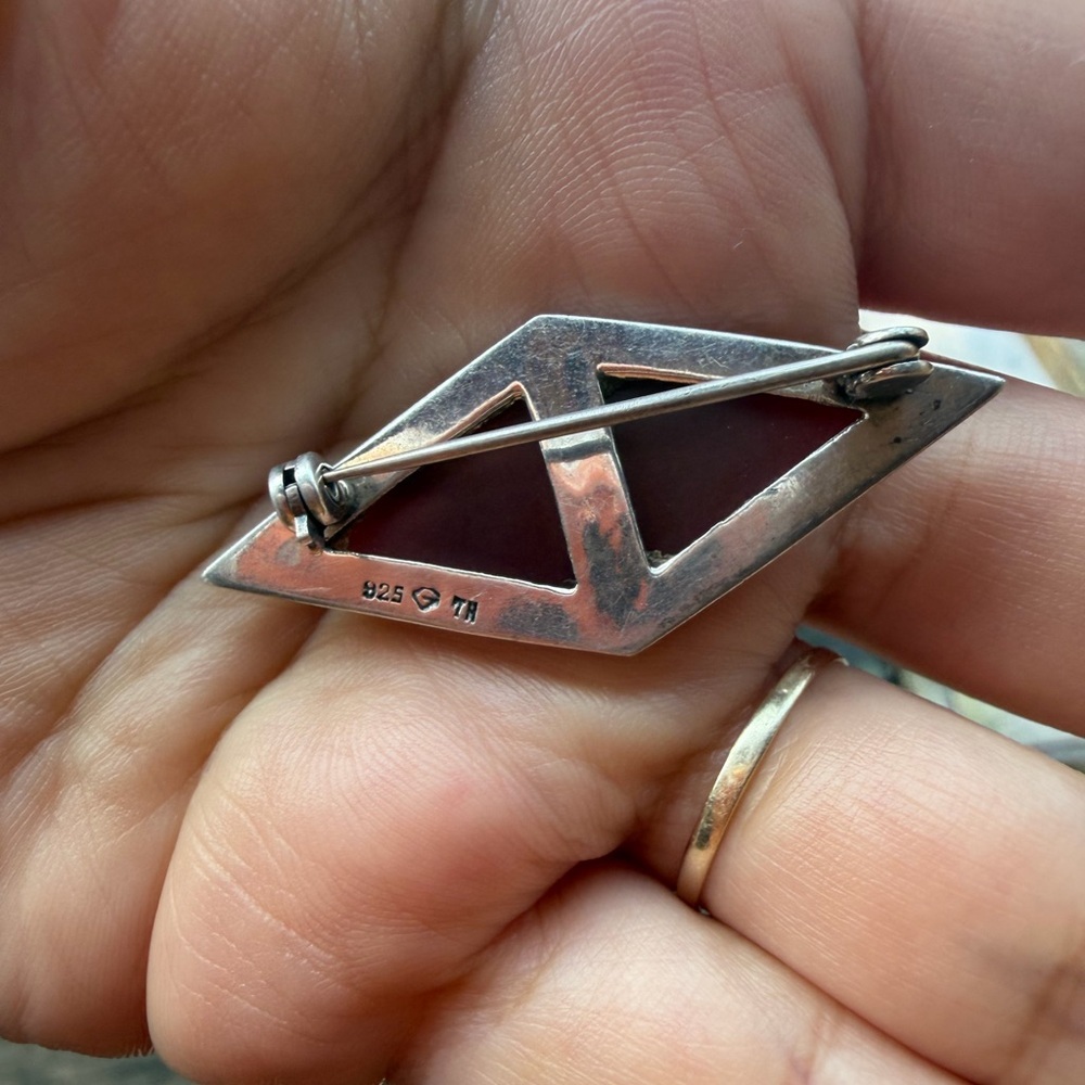 Vintage 925 Sterling Silver Marcasite and Onyx Triangle Brooch - Picture 2 of 2